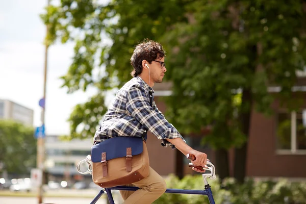 Jovem hipster homem com saco de equitação bicicleta de engrenagem fixa — Fotografia de Stock