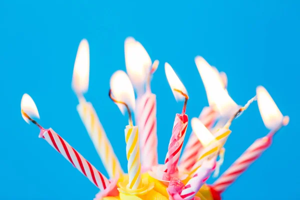 Magdalena de cumpleaños con muchas velas encendidas — Foto de Stock