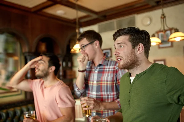 Přátelé s pivem sledování sportu na bar či hospodu — Stock fotografie