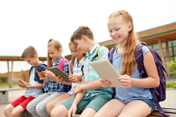 Grupo de estudiantes de escuela primaria felices hablando — Foto de Stock