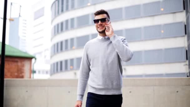 Jeune homme avec smartphone et sac à pied en ville — Video