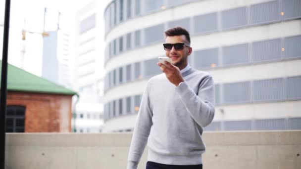 Man använder kommandot röstinspelning på smartphone — Stockvideo