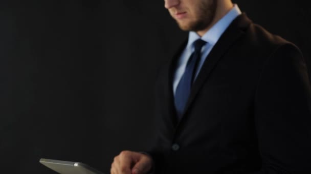 Hombre de negocios en traje de trabajo con la tableta de PC — Vídeo de stock