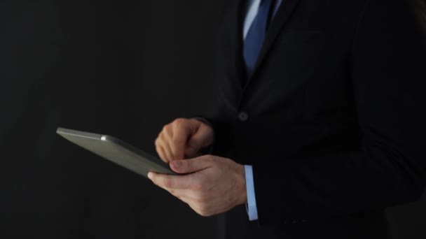 Hombre de negocios en traje de trabajo con la tableta de PC — Vídeo de stock