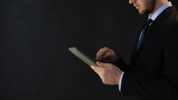 Affärsman i kostym som arbetar med TabletPC — Stockvideo
