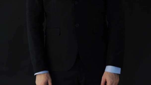 Hombre de negocios en traje ajustando mangas y corbata — Vídeos de Stock