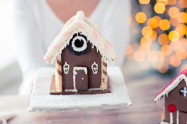 Gros plan de la femme montrant la maison de pain d'épice — Photo