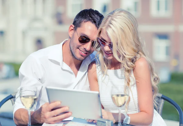 Cuplu uitându-se la tableta PC în cafenea — Fotografie, imagine de stoc