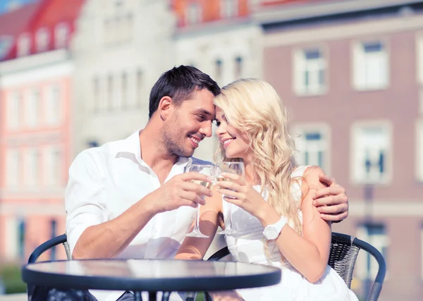 Casal beber vinho no café — Fotografia de Stock