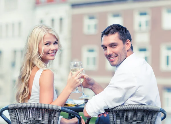 Smiling couple drinking wine in cafe — Stock Photo, Image