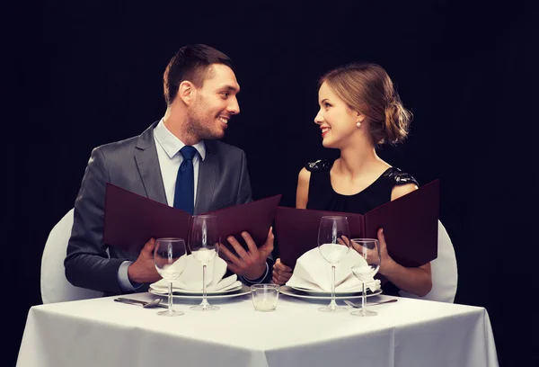 Couple souriant avec menus au restaurant — Photo