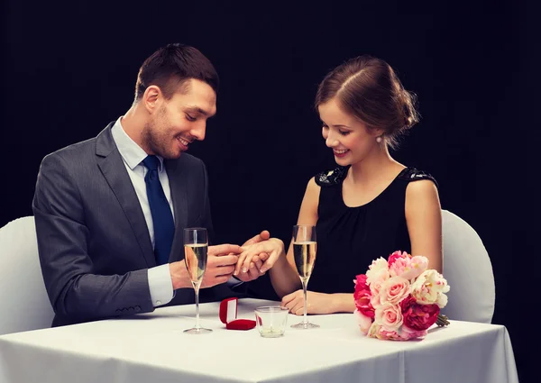 Hombre proponiendo matrimonio a su novia en el restaurante — Foto de Stock