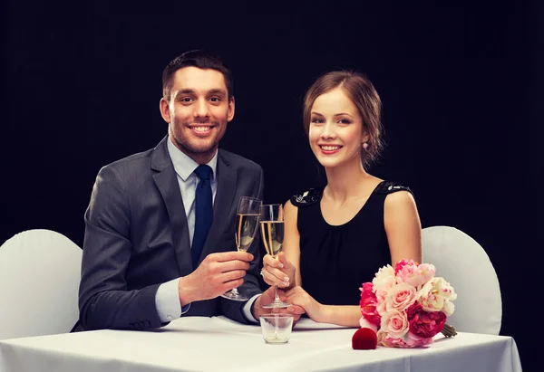 Met glazen champagne bij restaurant (echt) paar — Stockfoto