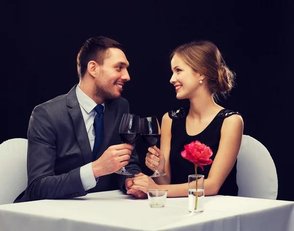 Jovem casal com copos de vinho no restaurante — Fotografia de Stock
