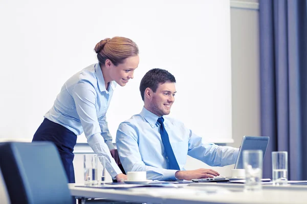 Affärsman och sekreterare med laptop i office — Stockfoto