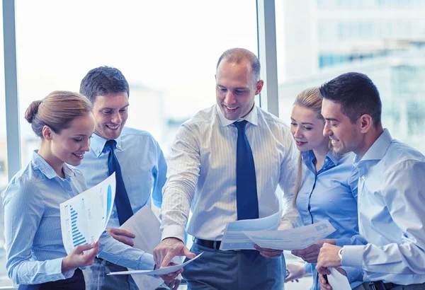 Affärsmän med papper talar i office — Stockfoto