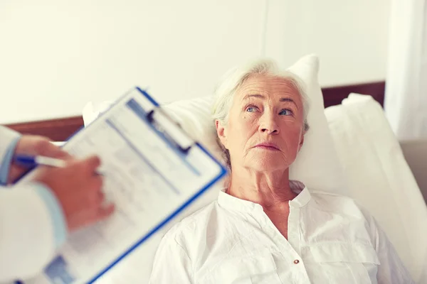 Médecin visitant une patiente âgée à l'hôpital — Photo