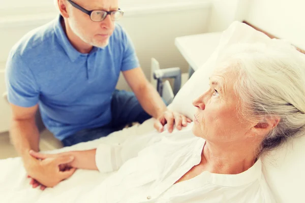 Seniorentreffen auf Krankenhausstation — Stockfoto