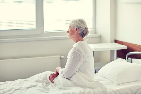 Senior woman patient lying in bed at hospital ward — Stock Photo, Image