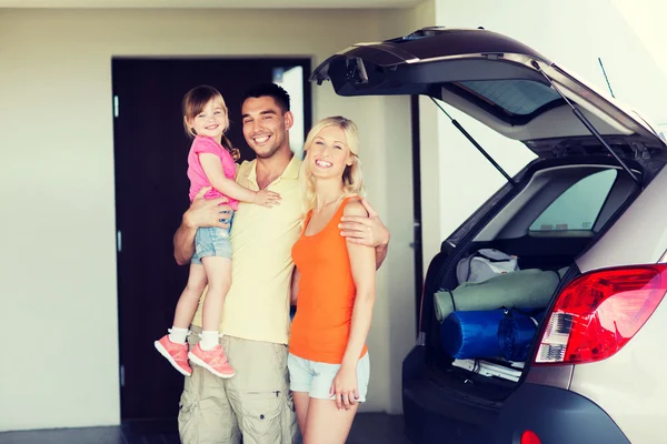 해치백 자동차 집에서 행복 한 가족 주차 — 스톡 사진