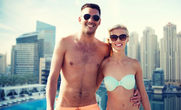 幸福的夫妇在迪拜市水乡泳装 — 图库照片