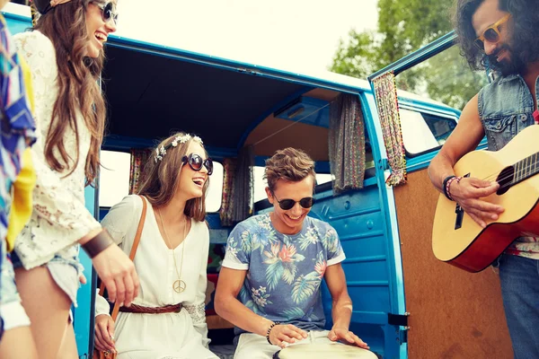 Feliz hippie amigos jugando música sobre minivan — Foto de Stock