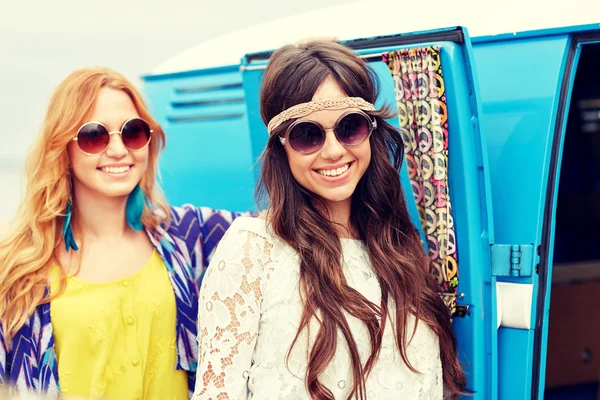 Usmívající se mladé hippie ženy nad auto minivan — Stock fotografie