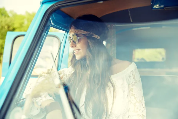 Sonriente joven hippie mujer en coche minivan —  Fotos de Stock