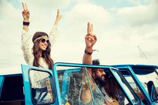 Hippie-Freunde über Minivan mit Friedenszeichen — Stockfoto