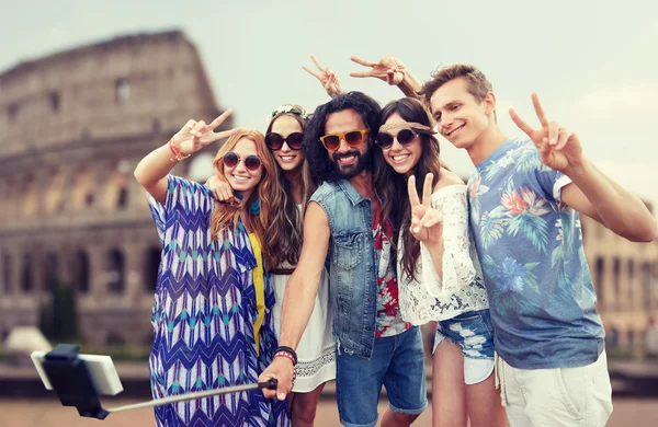 Hippie φίλοι με selfie stick για smartphone — Φωτογραφία Αρχείου
