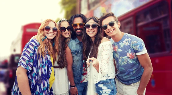 Amigos hippies sonrientes con palo de selfie en Londres —  Fotos de Stock
