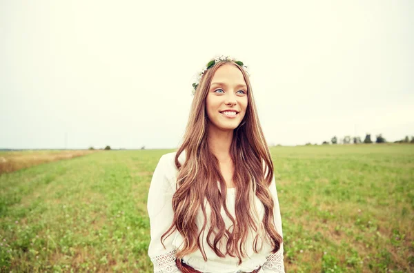 Leende unga hippie kvinna på spannmål fält — Stockfoto
