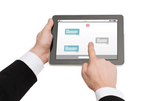 Primer plano de las manos sosteniendo la tableta PC con mensajero —  Fotos de Stock