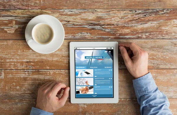 商业新闻 tablet pc 上的手的特写 — 图库照片
