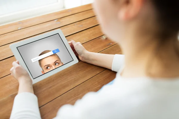 Nahaufnahme einer Frau mit Suchleiste auf Tablet-PC — Stockfoto