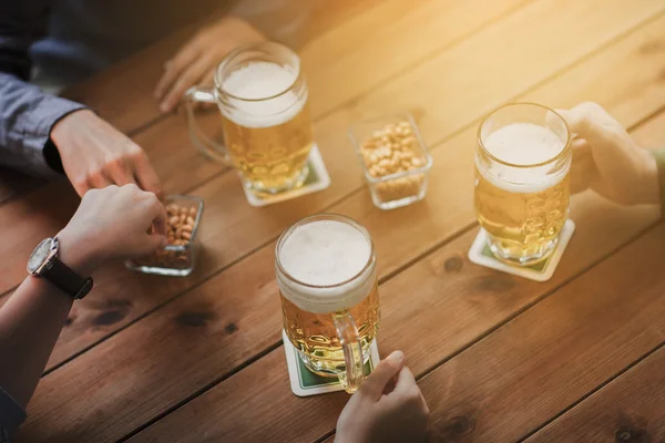 Zblízka rukou s pivní korbele na bar či hospodu — Stock fotografie