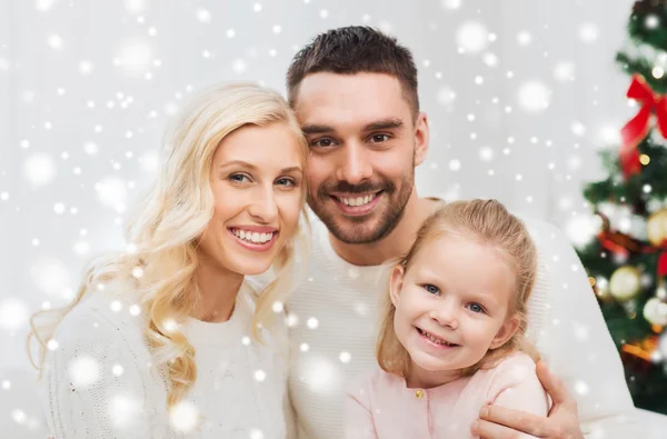 Família feliz em casa com árvore de natal — Fotografia de Stock