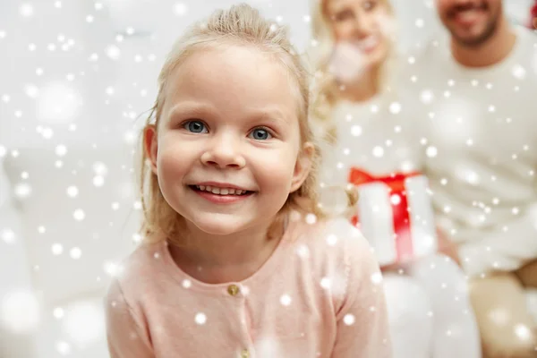 Lycklig familj hemma med jul presentbox — Stockfoto