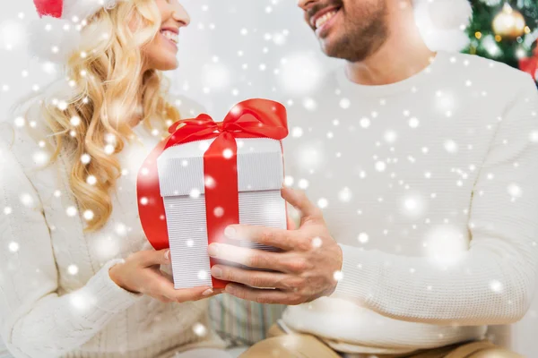 Close up of couple with christmas gift at home — Stock Photo, Image