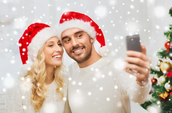 Pareja tomando selfie con smartphone en Navidad —  Fotos de Stock