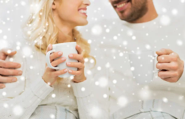 Primer plano de feliz pareja con tazas de té en casa — Foto de Stock