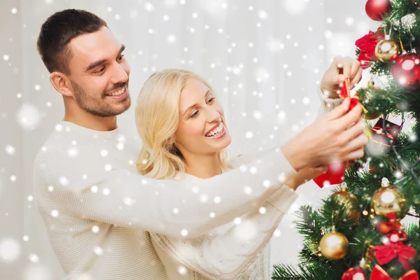 Felice coppia decorazione albero di Natale a casa — Foto Stock