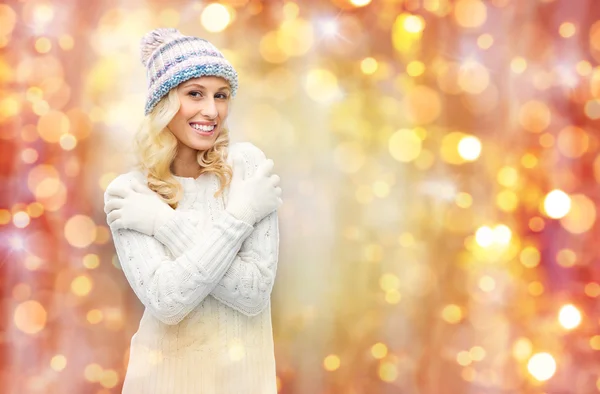 Χαμογελώντας νεαρή γυναίκα στο καπέλο του χειμώνα και πουλόβερ — Φωτογραφία Αρχείου