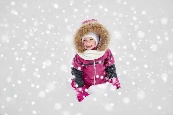 F niño o niña feliz con nieve en invierno — Foto de Stock