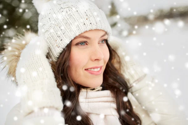 Lycklig kvinna utomhus på vintern — Stockfoto