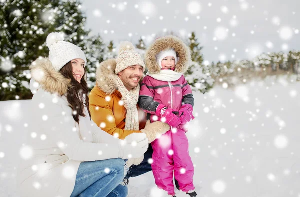 Ευτυχισμένη οικογένεια με παιδί σε χειμωνιάτικα ρούχα σε εξωτερικούς χώρους — Φωτογραφία Αρχείου