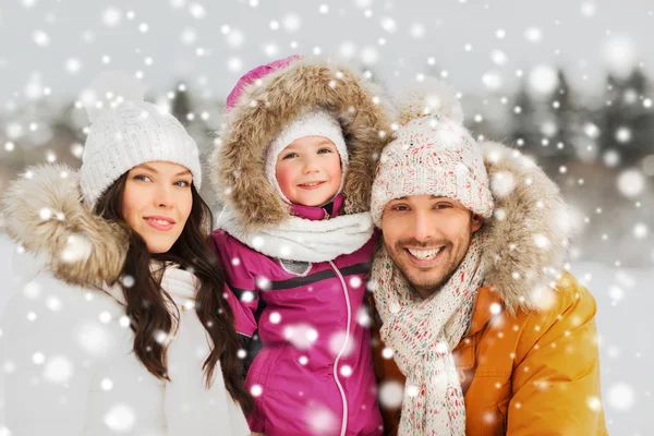 Gelukkig gezin met kind in winterkleren buitenshuis — Stockfoto