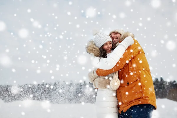 Couple heureux embrasser et rire en hiver — Photo