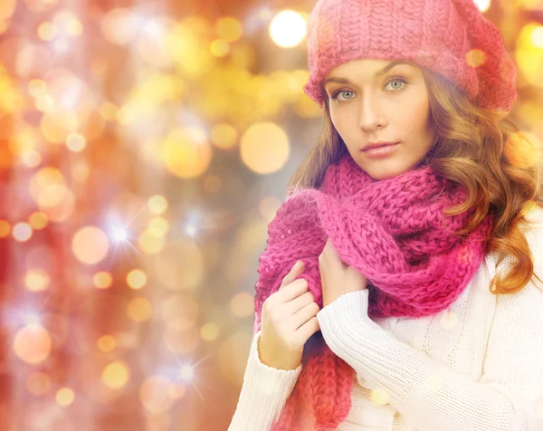 Žena v čepici a šálu přes vánoční osvětlení — Stock fotografie
