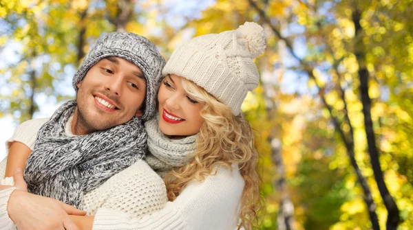 Glückliches Paar in warmen Kleidern im Herbst — Stockfoto